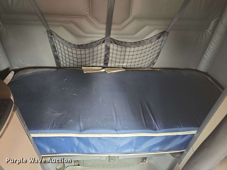 image for item FB9388 2018 Freightliner Cascadia125 semi truck