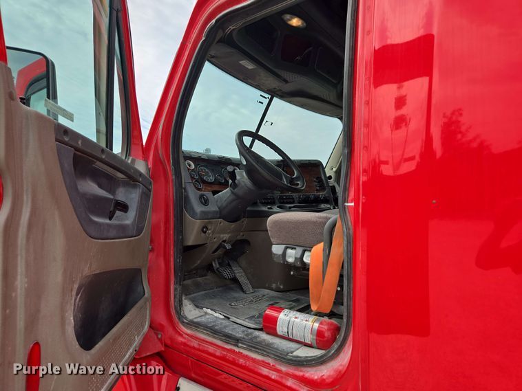 image for item FB9388 2018 Freightliner Cascadia125 semi truck