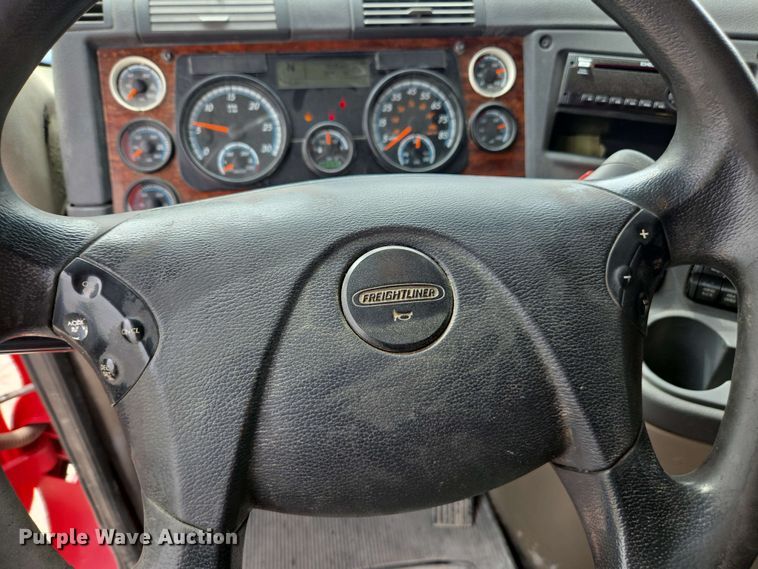 image for item FB9388 2018 Freightliner Cascadia125 semi truck