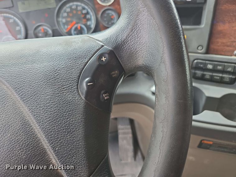 image for item FB9388 2018 Freightliner Cascadia125 semi truck