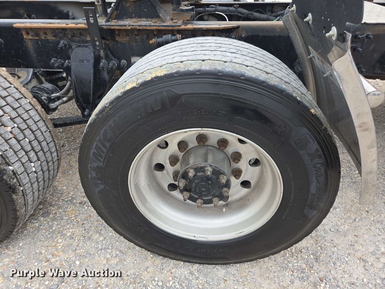 image for item FB9388 2018 Freightliner Cascadia125 semi truck