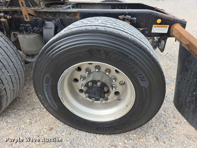 image for item FB9388 2018 Freightliner Cascadia125 semi truck