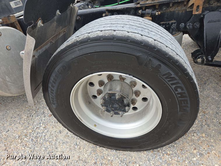 image for item FB9388 2018 Freightliner Cascadia125 semi truck