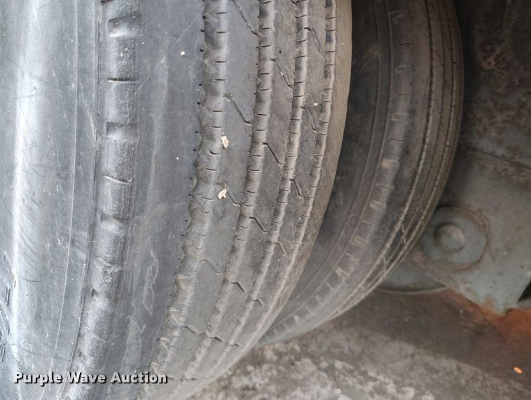 image for item IP9557 1997 Featherlite dry van trailer