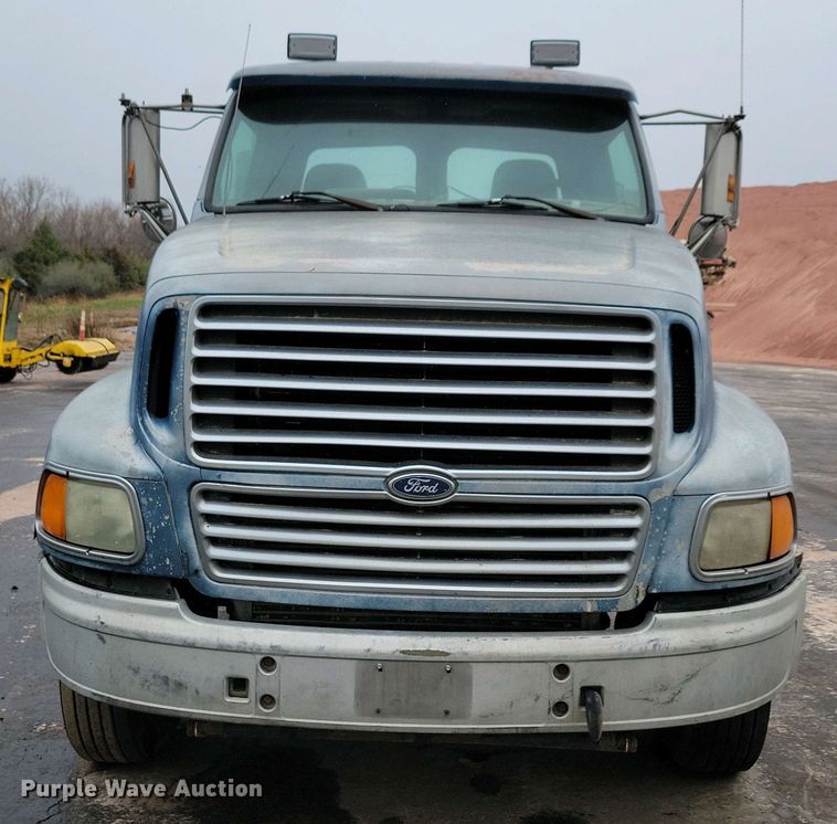 image for item NV9810 1998 Ford AT9522 semi truck