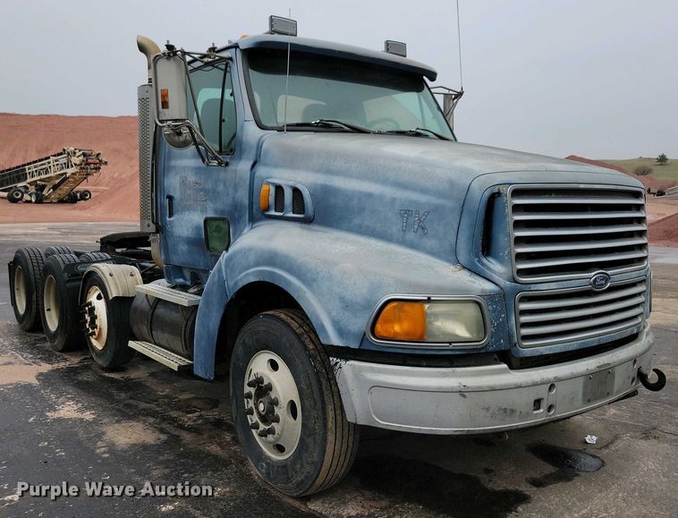 image for item NV9810 1998 Ford AT9522 semi truck