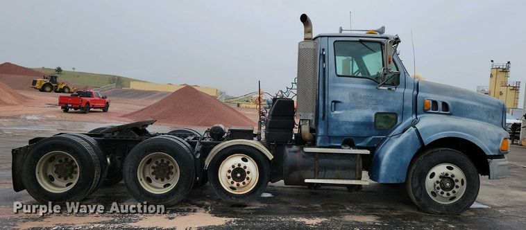 image for item NV9810 1998 Ford AT9522 semi truck