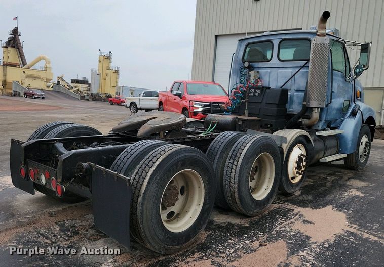 image for item NV9810 1998 Ford AT9522 semi truck