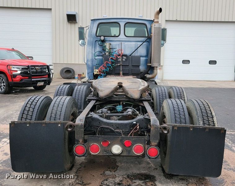 image for item NV9810 1998 Ford AT9522 semi truck