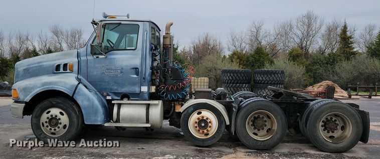 image for item NV9810 1998 Ford AT9522 semi truck