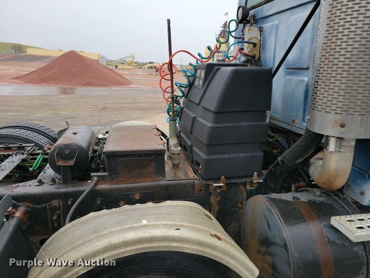 image for item NV9810 1998 Ford AT9522 semi truck