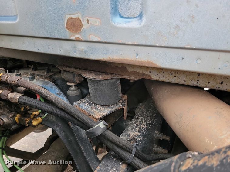 image for item NV9810 1998 Ford AT9522 semi truck