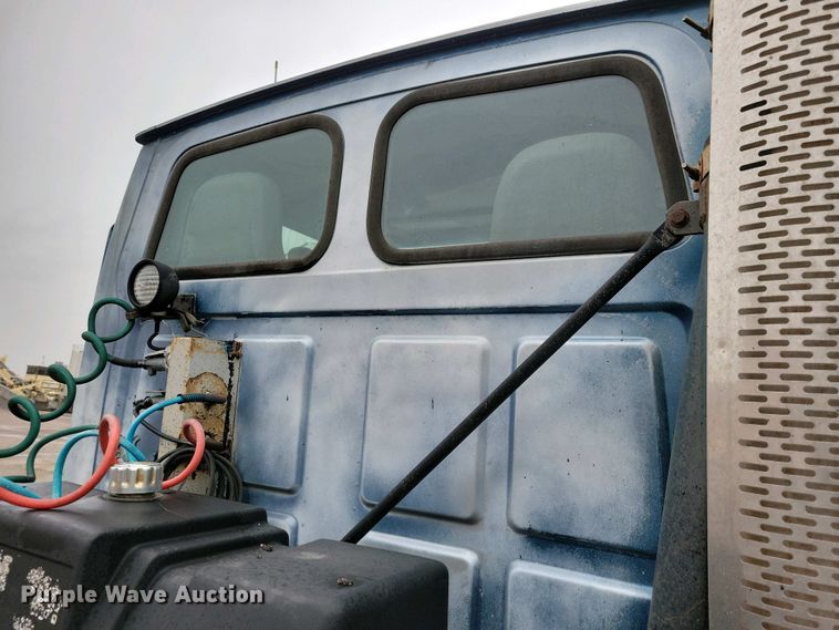 image for item NV9810 1998 Ford AT9522 semi truck