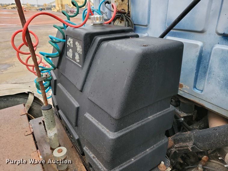 image for item NV9810 1998 Ford AT9522 semi truck