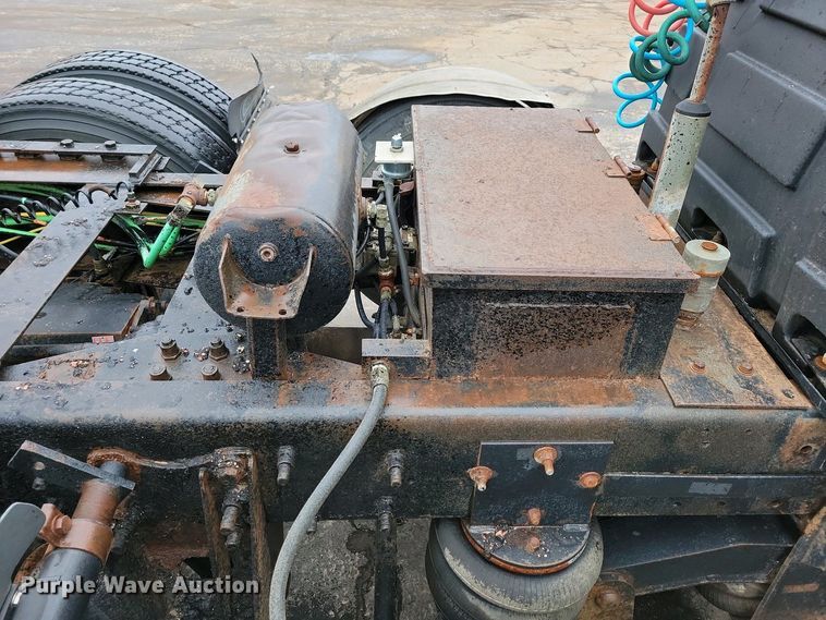 image for item NV9810 1998 Ford AT9522 semi truck