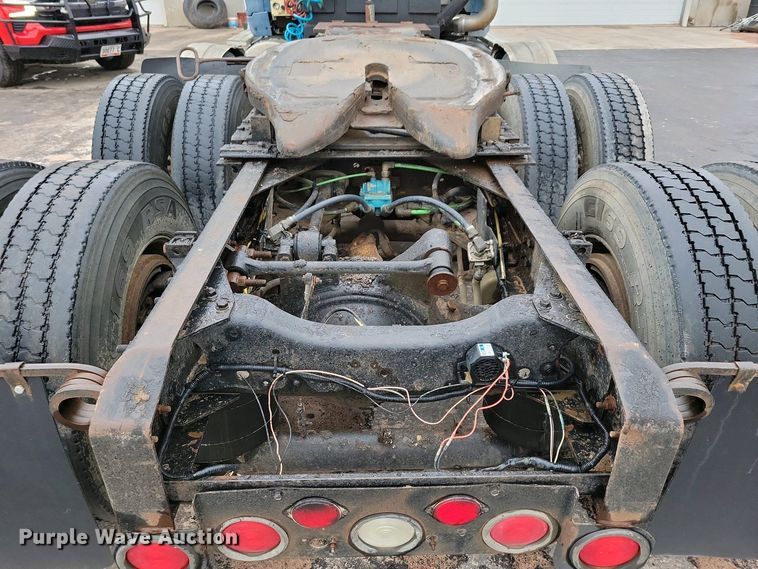 image for item NV9810 1998 Ford AT9522 semi truck