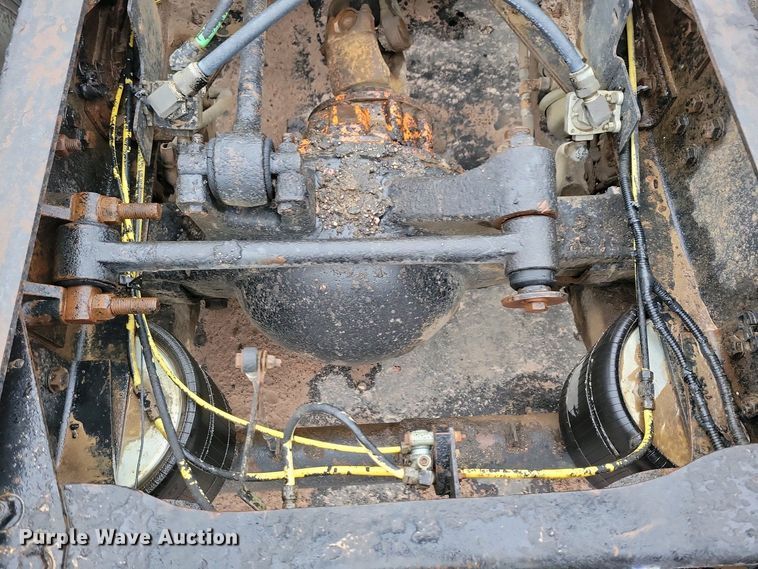 image for item NV9810 1998 Ford AT9522 semi truck