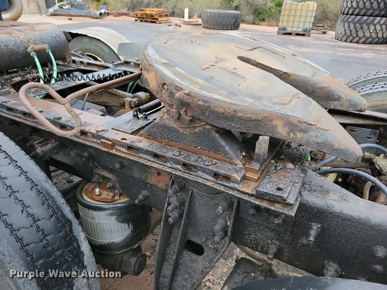 image for item NV9810 1998 Ford AT9522 semi truck