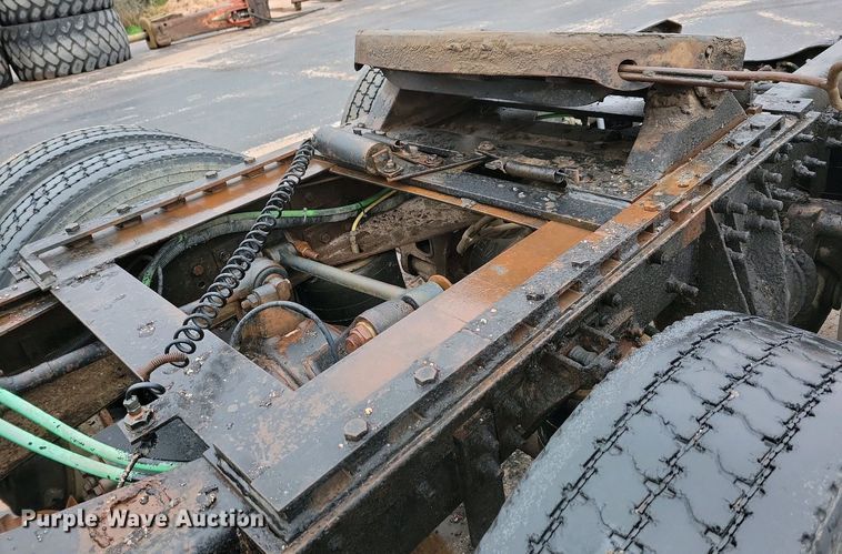 image for item NV9810 1998 Ford AT9522 semi truck