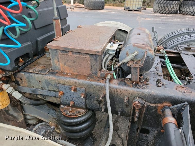 image for item NV9810 1998 Ford AT9522 semi truck