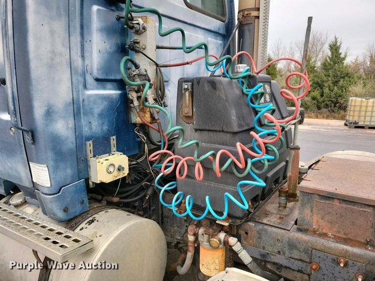 image for item NV9810 1998 Ford AT9522 semi truck