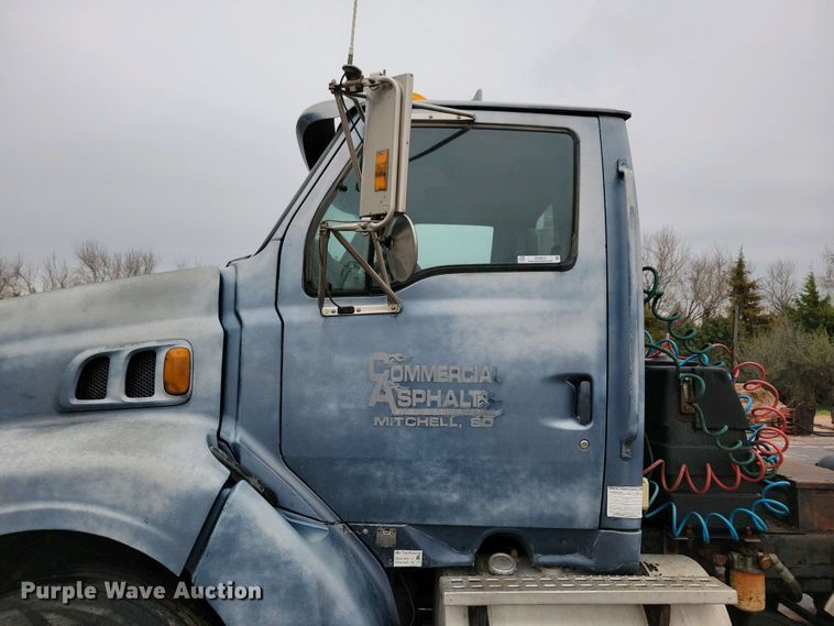 image for item NV9810 1998 Ford AT9522 semi truck