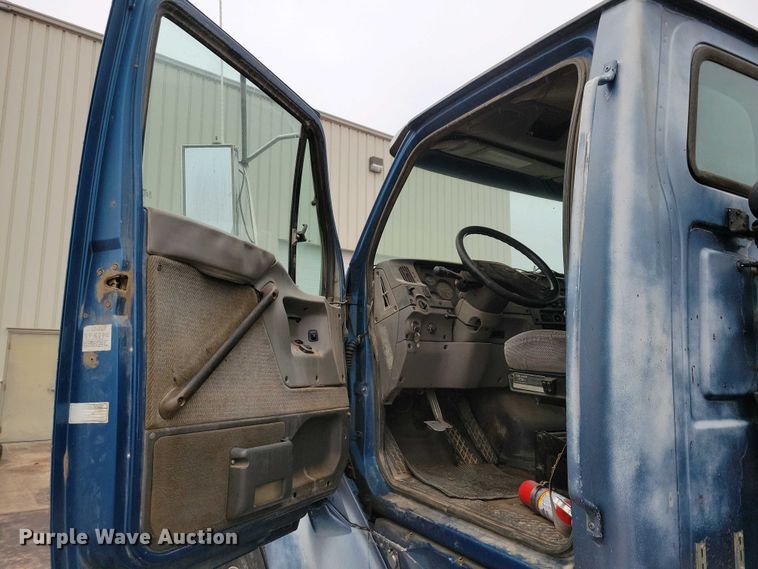 image for item NV9810 1998 Ford AT9522 semi truck