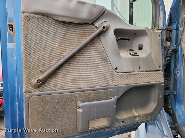 image for item NV9810 1998 Ford AT9522 semi truck