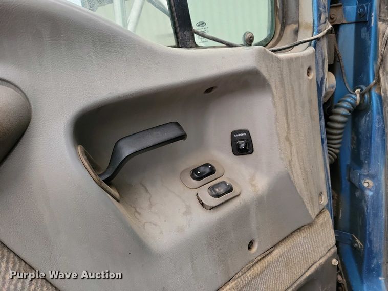 image for item NV9810 1998 Ford AT9522 semi truck