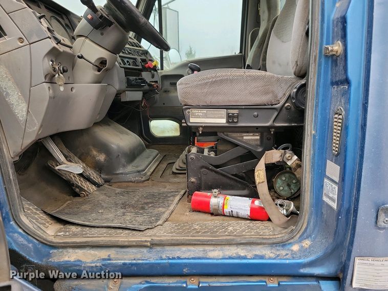 image for item NV9810 1998 Ford AT9522 semi truck