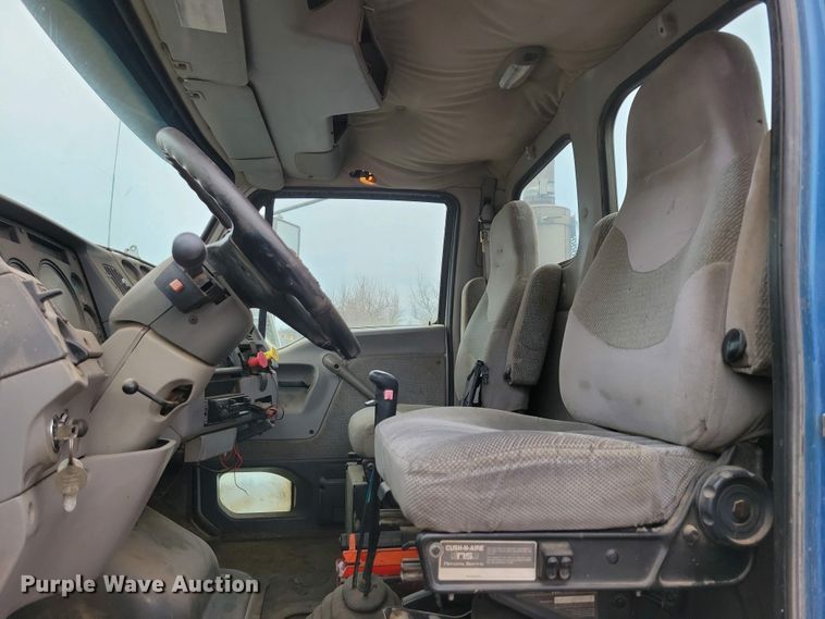 image for item NV9810 1998 Ford AT9522 semi truck