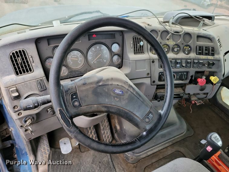 image for item NV9810 1998 Ford AT9522 semi truck