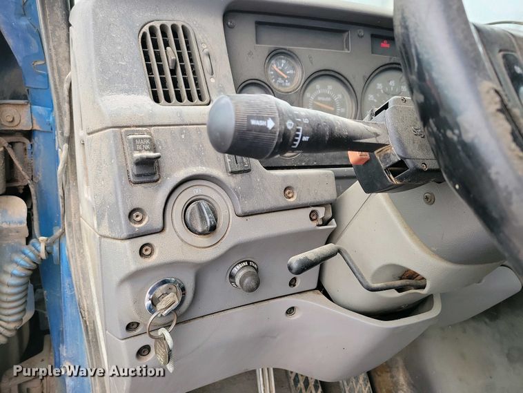 image for item NV9810 1998 Ford AT9522 semi truck