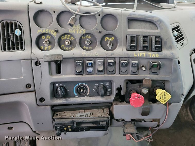 image for item NV9810 1998 Ford AT9522 semi truck