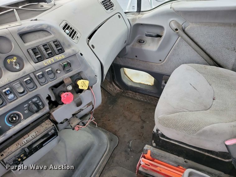 image for item NV9810 1998 Ford AT9522 semi truck