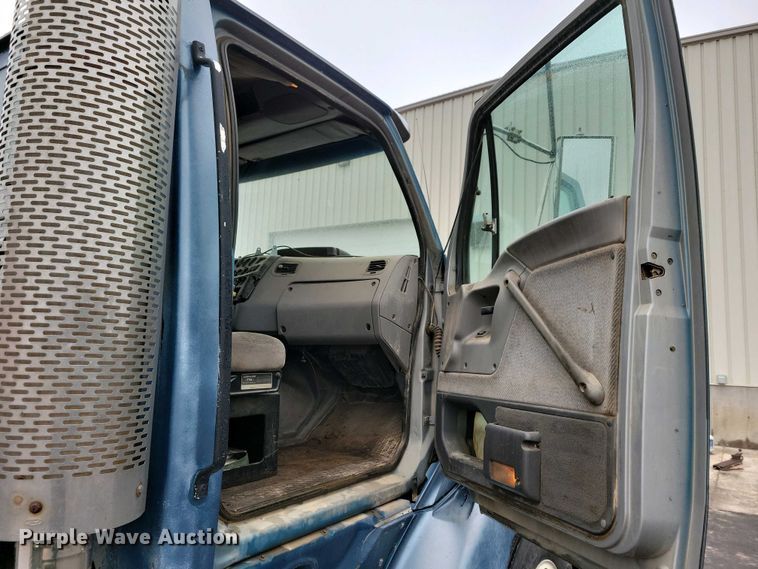 image for item NV9810 1998 Ford AT9522 semi truck