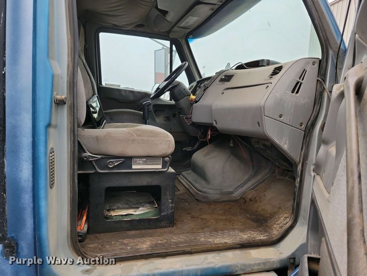 image for item NV9810 1998 Ford AT9522 semi truck