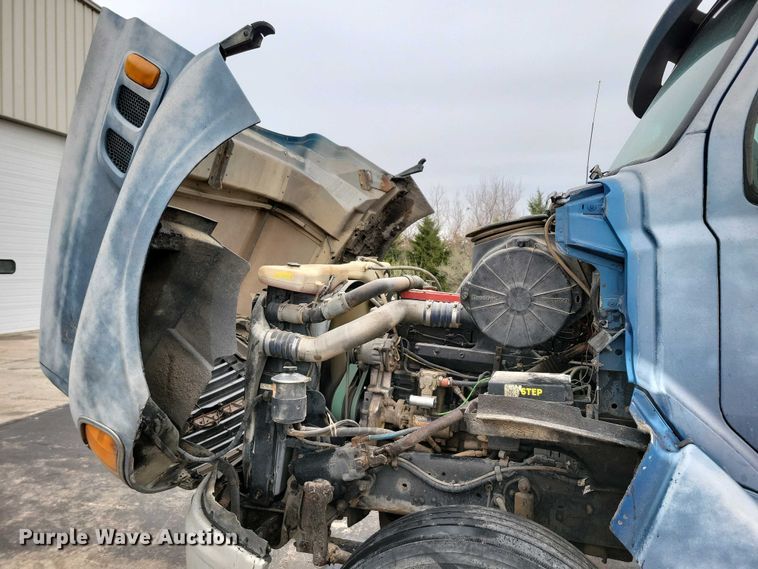 image for item NV9810 1998 Ford AT9522 semi truck