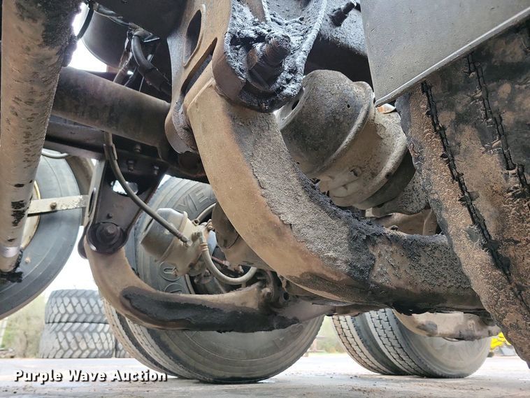 image for item NV9810 1998 Ford AT9522 semi truck