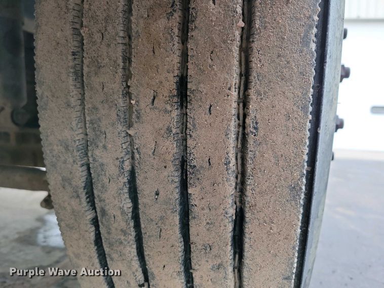 image for item NV9810 1998 Ford AT9522 semi truck