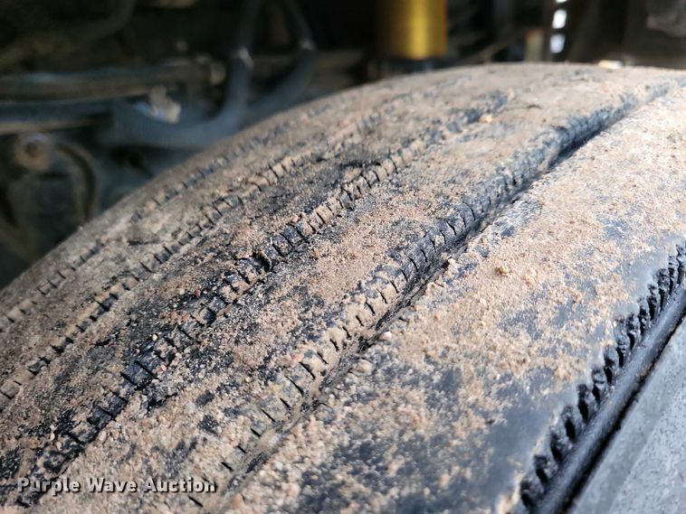 image for item NV9810 1998 Ford AT9522 semi truck