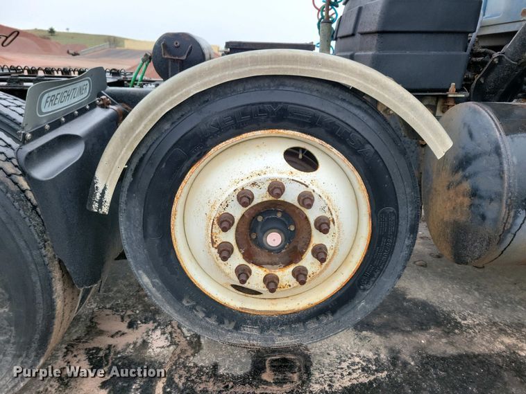 image for item NV9810 1998 Ford AT9522 semi truck