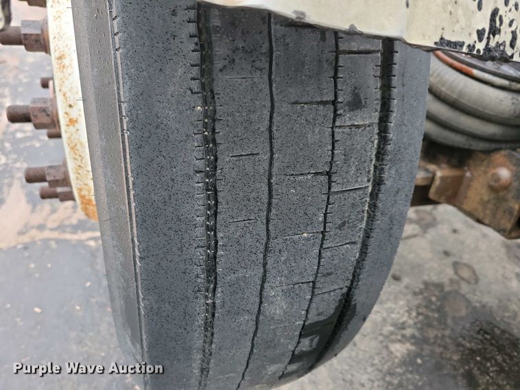 image for item NV9810 1998 Ford AT9522 semi truck