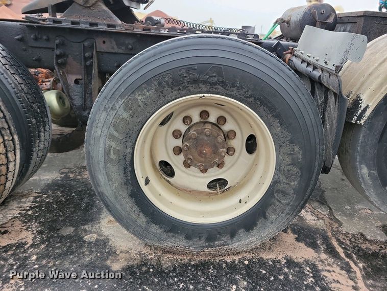 image for item NV9810 1998 Ford AT9522 semi truck