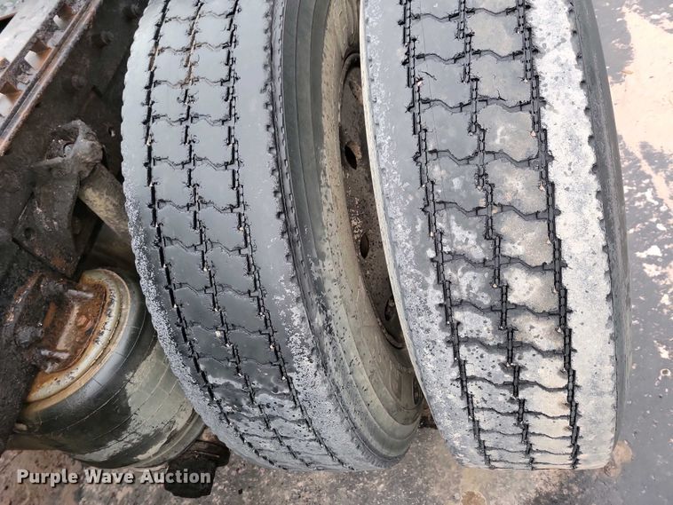 image for item NV9810 1998 Ford AT9522 semi truck