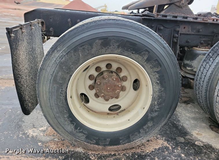 image for item NV9810 1998 Ford AT9522 semi truck