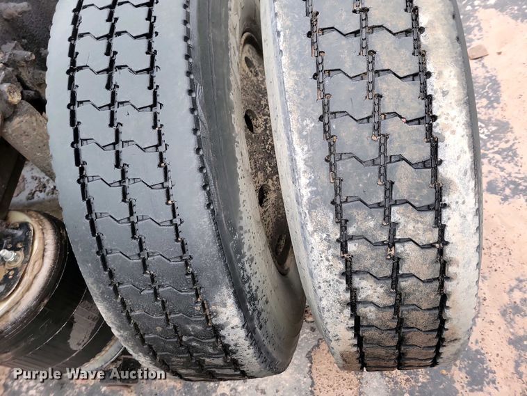 image for item NV9810 1998 Ford AT9522 semi truck