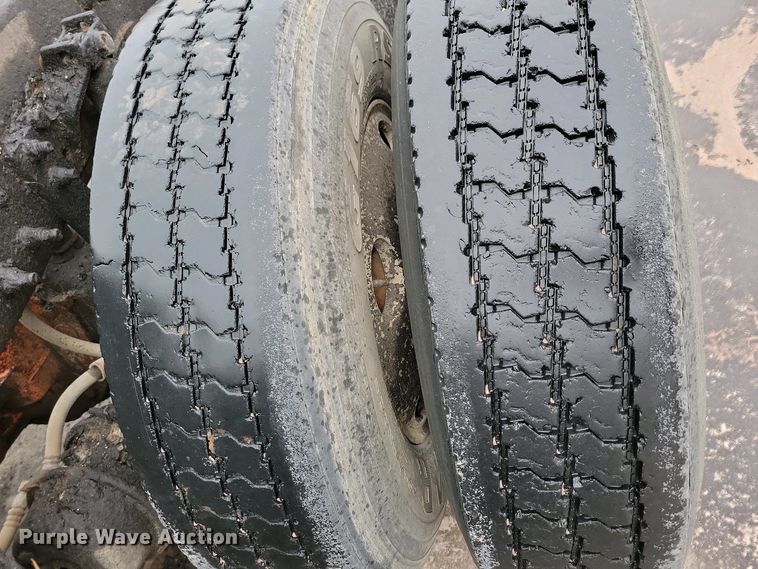 image for item NV9810 1998 Ford AT9522 semi truck