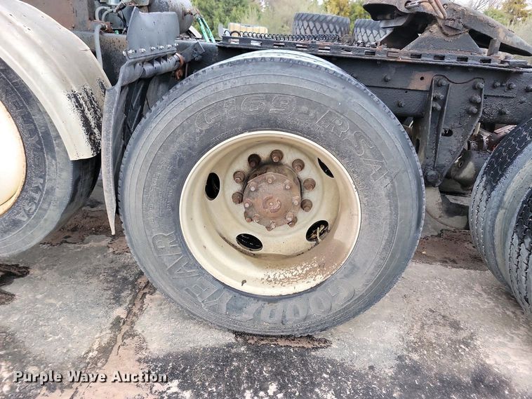 image for item NV9810 1998 Ford AT9522 semi truck