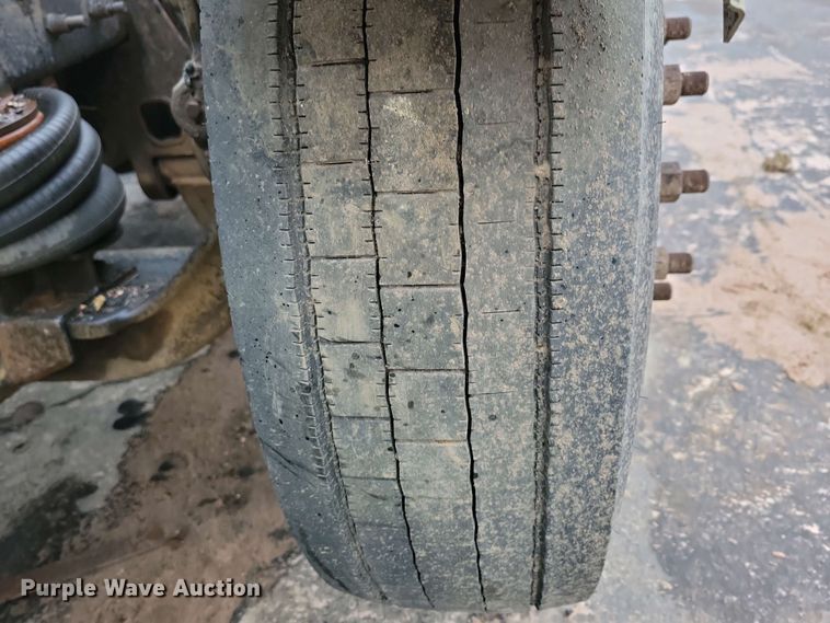 image for item NV9810 1998 Ford AT9522 semi truck